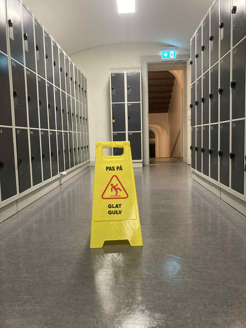 Vis billedet i billedesfremviseren, "Pas på glat gulv" skilt - omklædningsrum